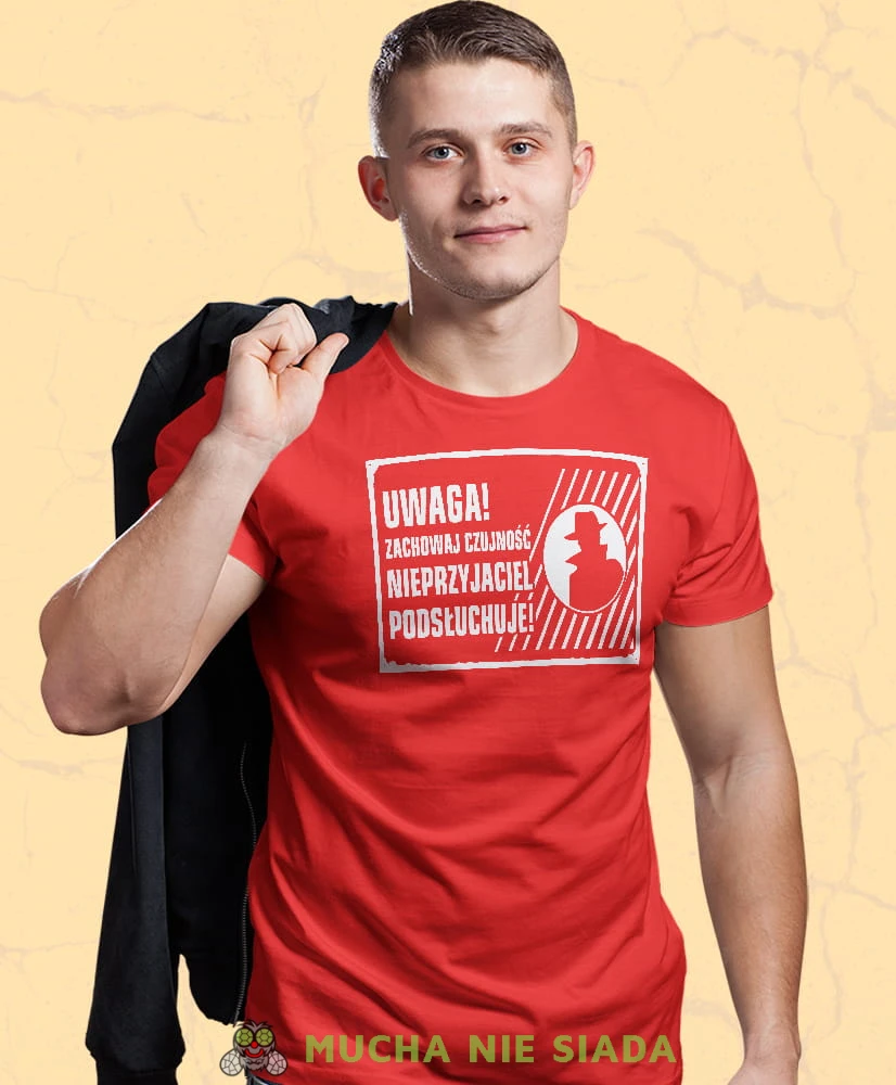 uwaga zachowaj czujność nieprzyjaciel podsłuchuje czerwona męska koszulka z nadrukiem na co dzień, na prezent, fajna koszulka.jpg