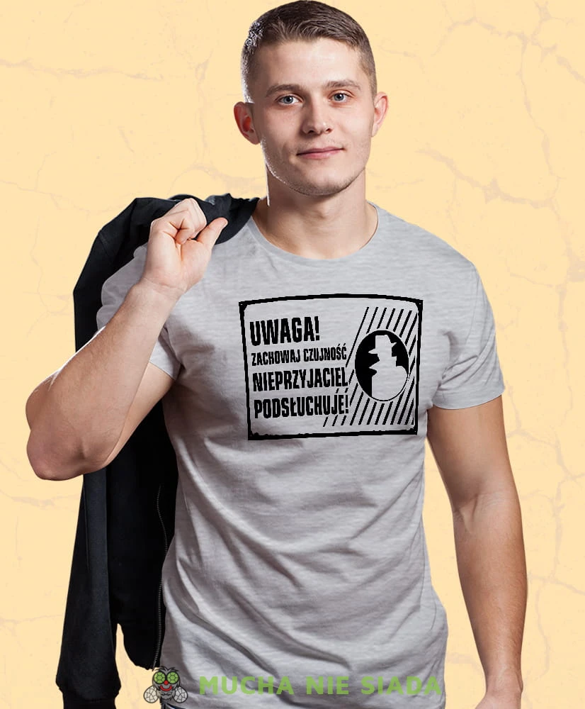 uwaga zachowaj czujność nieprzyjaciel podsłuchuje szara męska koszulka z nadrukiem na co dzień, na prezent, fajna koszulka.jpg