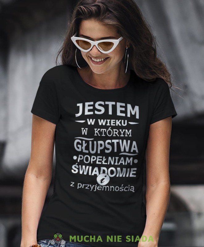 jestem w wieku w którym głupstwa popełniam świadomie i z przyjemnością czarna damska koszulka z nadrukiem na prezent dla dziewczyny dla żony.jpg