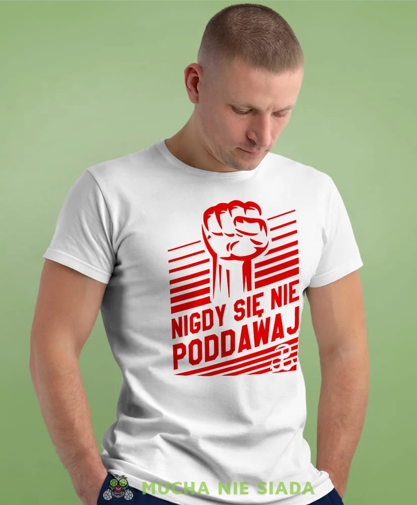 nigdy się nie poddawaj Polska Walcząca, biała męska koszulka z nadrukiem, koszulka patriotyczna, koszulki z grafiką patriotyczną, dla mężczyzny, dla chłopaka na prezent, koszulka Polska, koszulki Polska.jpg