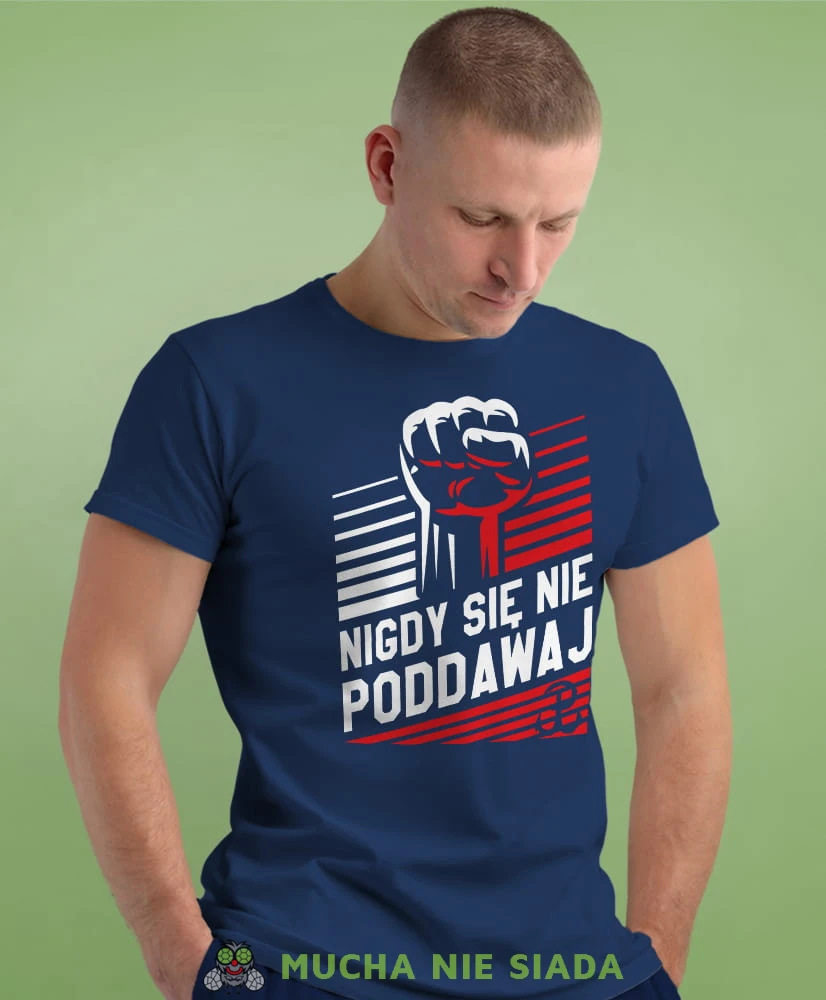 nigdy się nie poddawaj Polska Walcząca, granatowa męska koszulka z nadrukiem, koszulka patriotyczna, koszulki z grafiką patriotyczną, dla mężczyzny, dla chłopaka na prezent, koszulka Polska, koszulki Polska.jpg