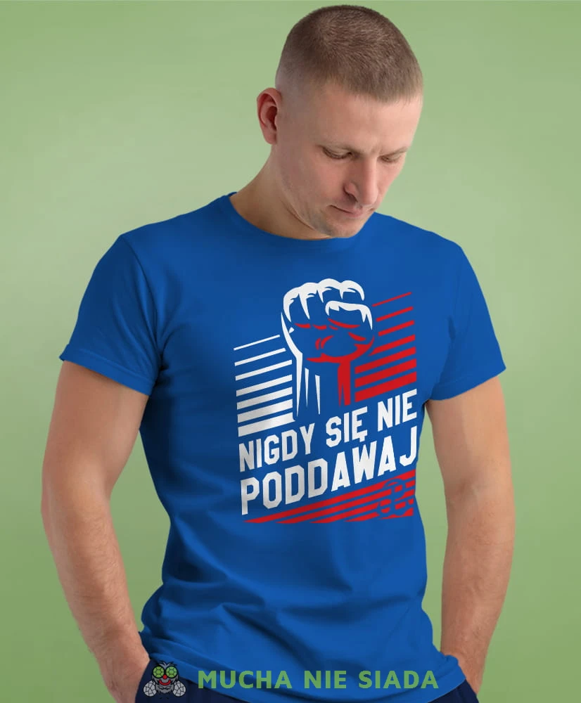 nigdy się nie poddawaj Polska Walcząca, niebieska męska koszulka z nadrukiem, koszulka patriotyczna, koszulki z grafiką patriotyczną, dla mężczyzny, dla chłopaka na prezent, koszulka Polska, koszulki Polska.jpg