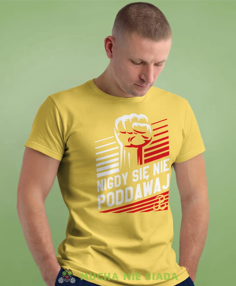 nigdy się nie poddawaj Polska Walcząca, żółta męska koszulka z nadrukiem, koszulka patriotyczna, koszulki z grafiką patriotyczną, dla mężczyzny, dla chłopaka na prezent, koszulka Polska, koszulki Polska.jpg