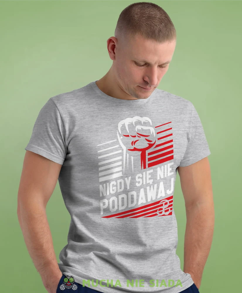 nigdy się nie poddawaj Polska Walcząca, szara męska koszulka z nadrukiem, koszulka patriotyczna, koszulki z grafiką patriotyczną, dla mężczyzny, dla chłopaka na prezent, koszulka Polska, koszulki Polska.jpg