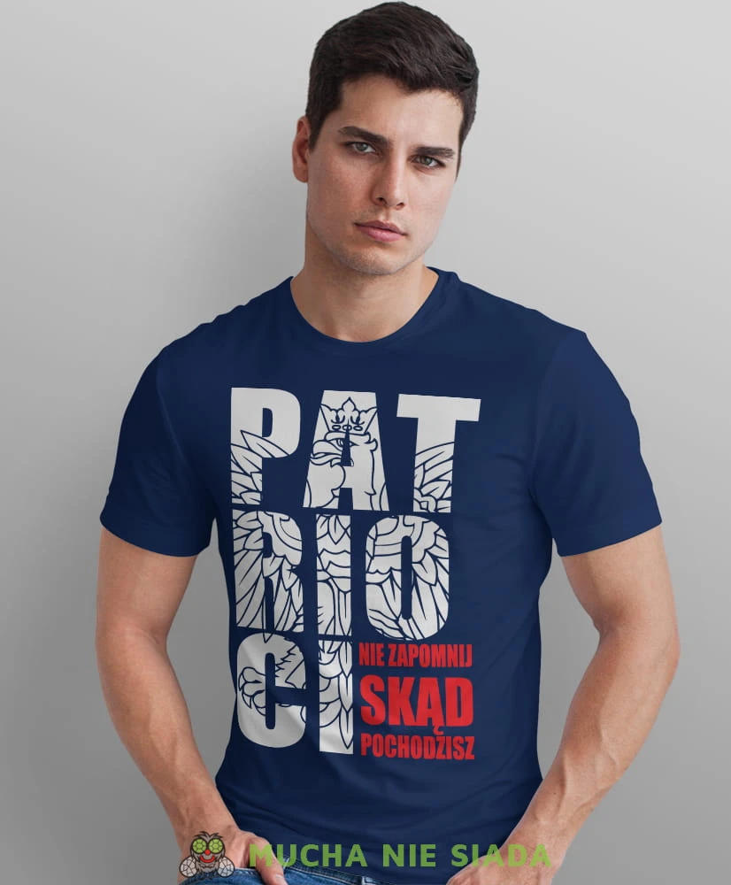 patrioci nie zapomnij skąd pochodzisz, granatowa męska koszulka z nadrukiem, koszulka patriotyczna, koszulki z grafiką patriotyczną, dla mężczyzny, dla chłopaka na prezent.jpg