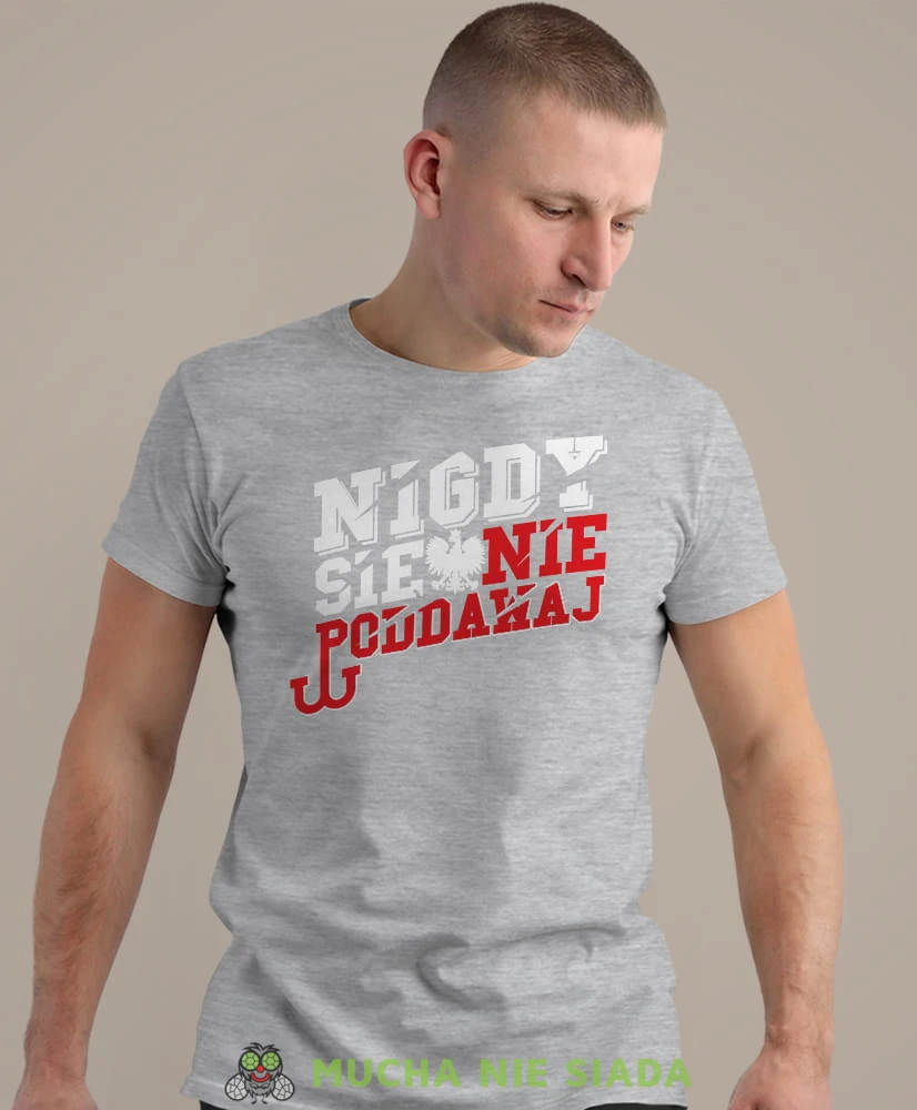 nigdy się nie poddawaj Orzeł Polski Polska Walcząca, szara męska koszulka z nadrukiem, koszulka patriotyczna, koszulki z grafiką patriotyczną, dla mężczyzny, dla chłopaka na prezent, koszulka Polska, koszulki Polska.jpg