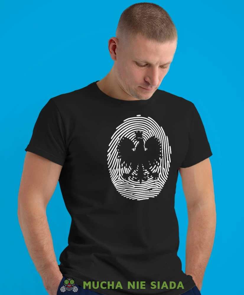Orzeł Polski odcisk palca, czarna męska koszulka z nadrukiem, koszulka patriotyczna, koszulki z grafiką patriotyczną, dla mężczyzny, dla chłopaka na prezent, koszulka Polska, koszulki Polska.jpg