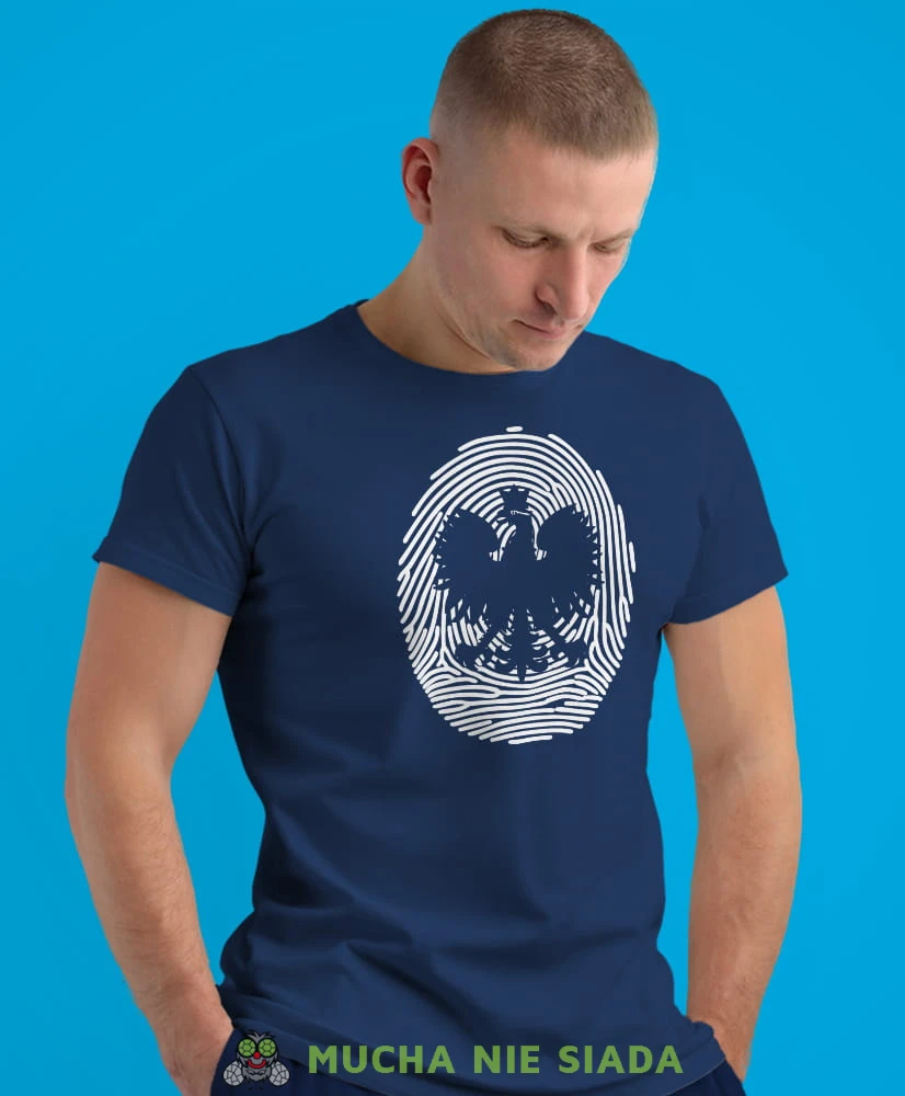 Orzeł Polski odcisk palca, granatowa męska koszulka z nadrukiem, koszulka patriotyczna, koszulki z grafiką patriotyczną, dla mężczyzny, dla chłopaka na prezent, koszulka Polska, koszulki Polska.jpg