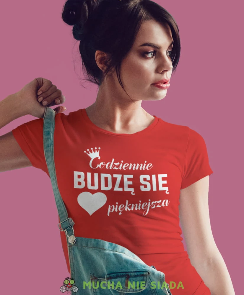 codziennie budzę się piękniejsza, czerwona damska koszulka z nadrukiem na prezent dla dziewczyny dla żony.jpg