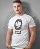 made in Poland, orzeł, odcisk palca, biała męska koszulka z nadrukiem, koszulka patriotyczna, koszulki z grafiką patriotyczną, dla mężczyzny, dla chłopaka na prezent, koszulka Polska, koszulki Polska.jpg