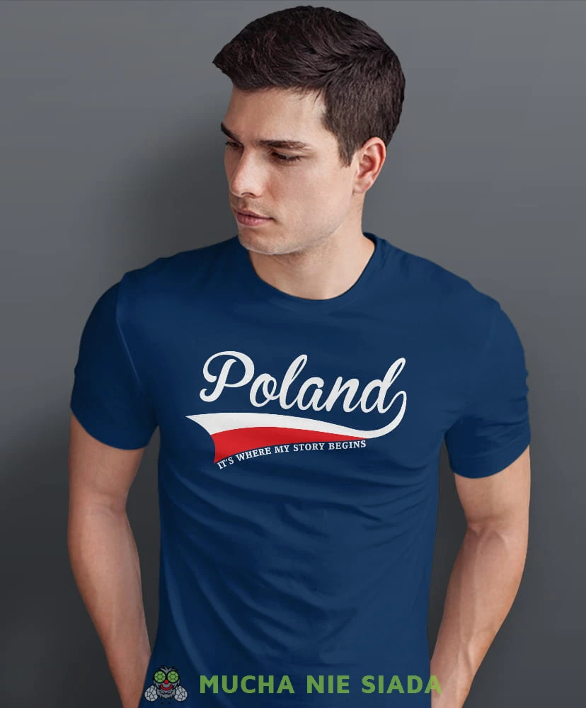 Poland it's where my story begins, granatowa męska koszulka z nadrukiem, koszulka patriotyczna, koszulki z grafiką patriotyczną, dla mężczyzny, dla chłopaka na prezent, koszulka Polska, koszulki Polska.jpg