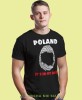 biało czerwony odcisk palca Poland it's in my dna, czarna męska koszulka z nadrukiem, koszulka patriotyczna, koszulki z grafiką patriotyczną, dla mężczyzny, dla chłopaka na prezent, koszulka Polska, koszulki Polska.jpg