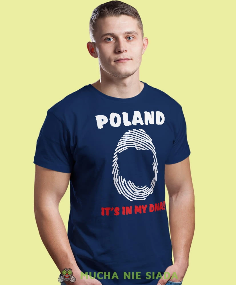 biało czerwony odcisk palca Poland it's in my dna, granatowa męska koszulka z nadrukiem, koszulka patriotyczna, koszulki z grafiką patriotyczną, dla mężczyzny, dla chłopaka na prezent, koszulka Polska, koszulki Polska.jpg
