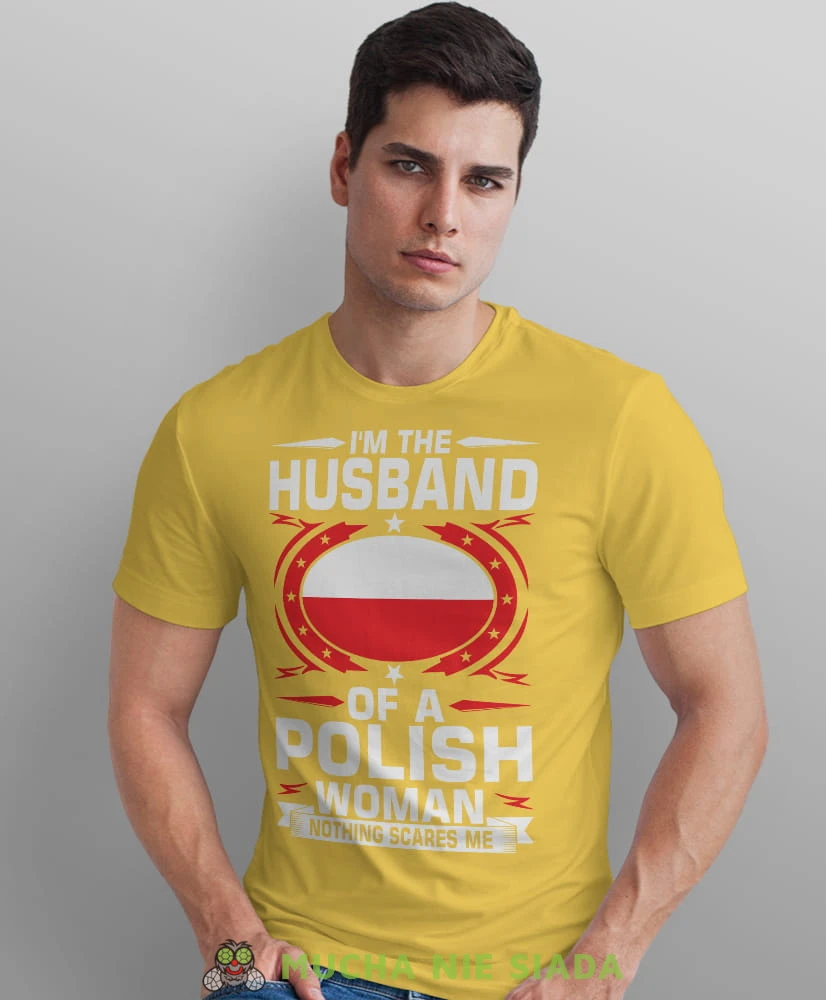 i'm the husband of a polish woman nothing scares me, żółta męska koszulka z nadrukiem, koszulka patriotyczna, koszulki z grafiką patriotyczną, dla mężczyzny, dla chłopaka na prezent, koszulka Polska, koszulki Polska.jpg