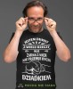 jestem dumny z wielu rzeczy ale żadna z nich nie przebije bycia dziadkiem czarna koszulka męska dla dziadka, na urodziny, na dzień dziadka, na prezent.jpg