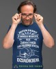 jestem dumny z wielu rzeczy ale żadna z nich nie przebije bycia dziadkiem granatowa koszulka męska dla dziadka, na urodziny, na dzień dziadka, na prezent.jpg