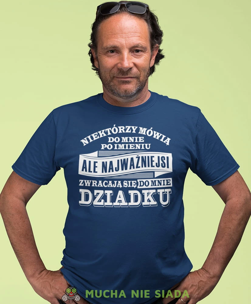 niektórzy mówią do mnie po imieniu ale najważniejsi zwracają się do mnie dziadku granatowa koszulka męska dla dziadka, na urodziny, na dzień dziadka, na prezent.jpg