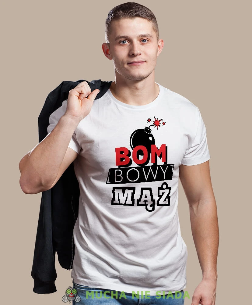 bombowy mąż biała męska koszulka z nadrukiem dla męża, na co dzień, na prezent, fajna koszulka.jpg