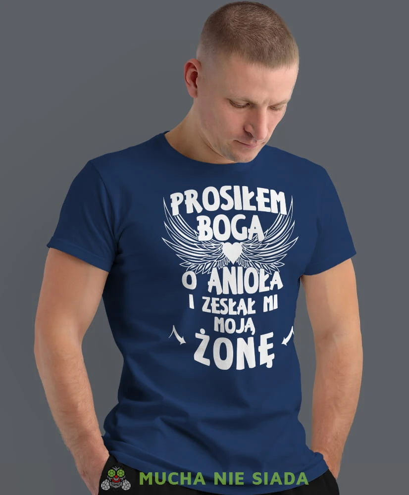 prosiłam Boga o anioła i zesłał mi moją żonę granatowa męska koszulka z nadrukiem dla męża, na co dzień, na prezent, fajna koszulka.jpg