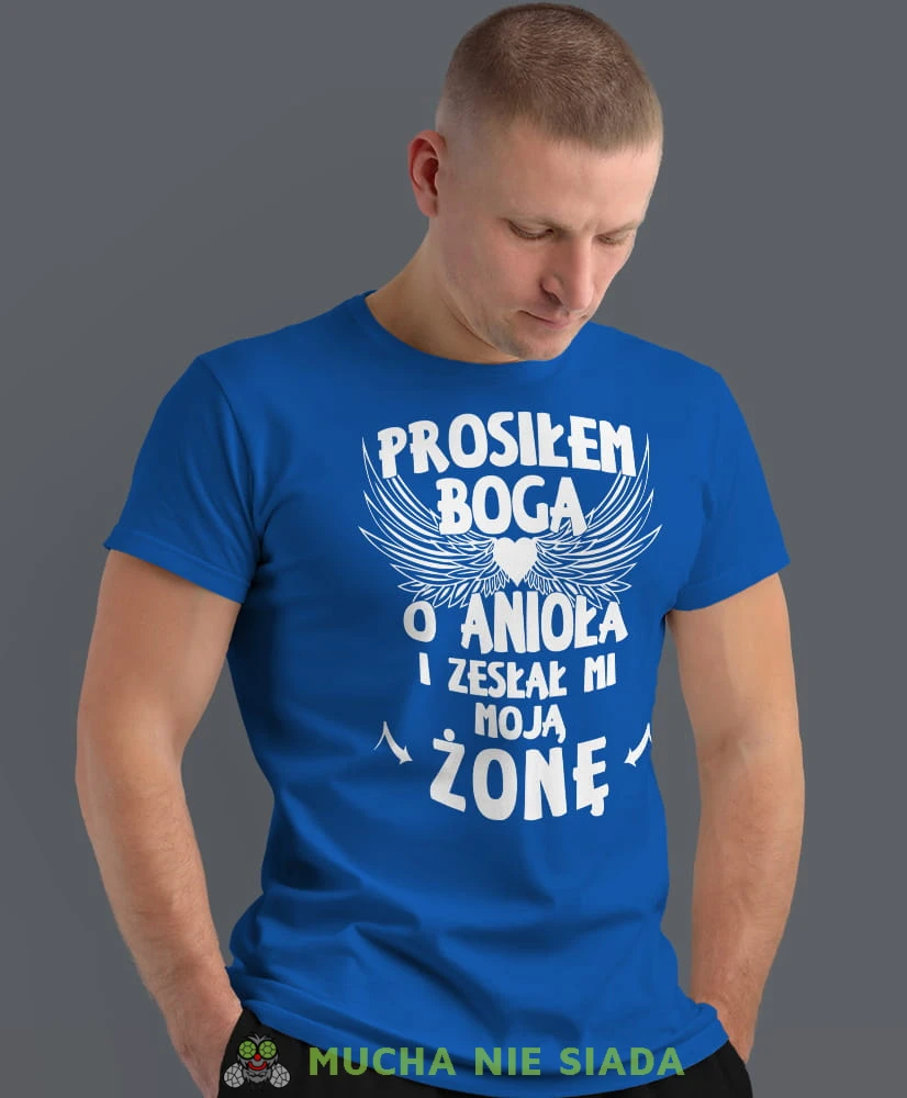 prosiłam Boga o anioła i zesłał mi moją żonę niebieska męska koszulka z nadrukiem dla męża, na co dzień, na prezent, fajna koszulka.jpg