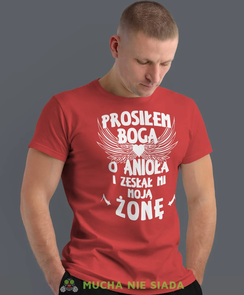 prosiłam Boga o anioła i zesłał mi moją żonę czerwona męska koszulka z nadrukiem dla męża, na co dzień, na prezent, fajna koszulka.jpg