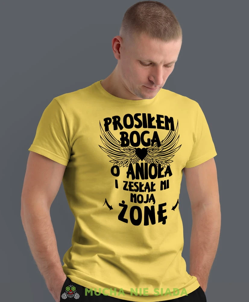 prosiłam Boga o anioła i zesłał mi moją żonę żółta męska koszulka z nadrukiem dla męża, na co dzień, na prezent, fajna koszulka.jpg