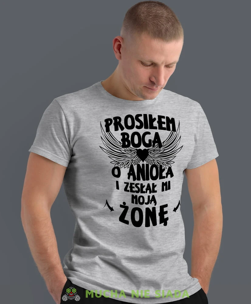 prosiłam Boga o anioła i zesłał mi moją żonę szara męska koszulka z nadrukiem dla męża, na co dzień, na prezent, fajna koszulka.jpg