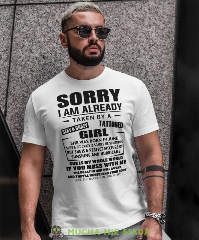 sorry i am already taken by a crazy girl biała męska koszulka z nadrukiem dla męża, na co dzień, na prezent, fajna koszulka.jpg