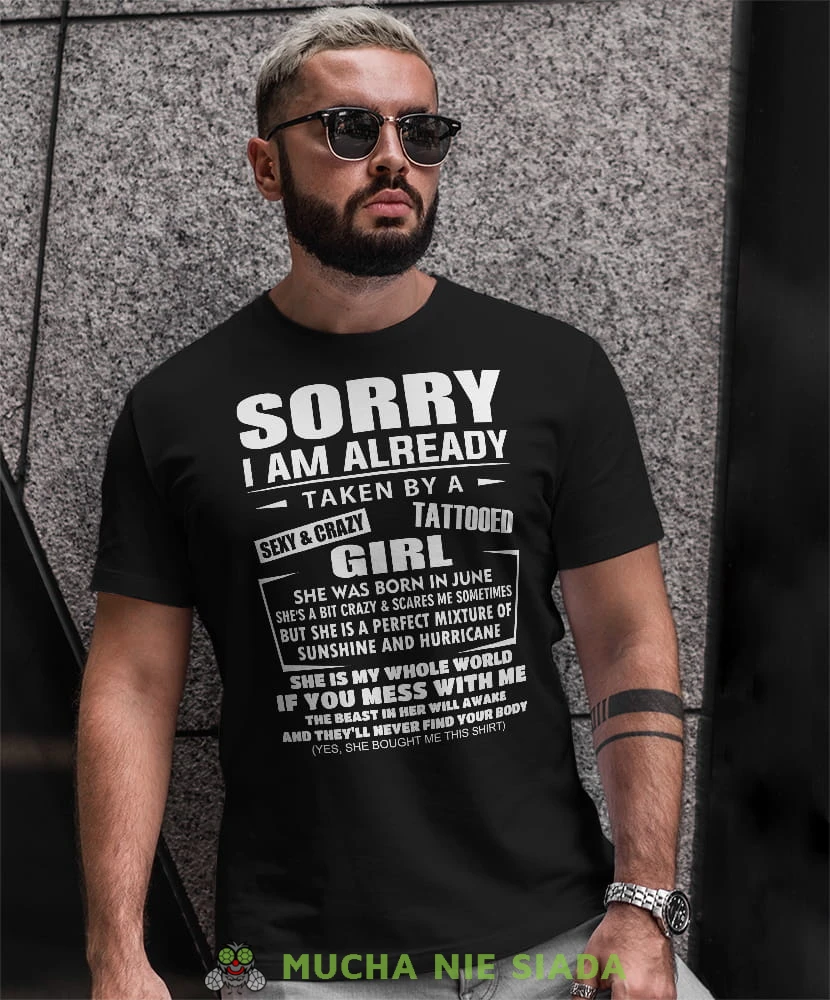 sorry i am already taken by a crazy girl czarna męska koszulka z nadrukiem dla męża, na co dzień, na prezent, fajna koszulka.jpg