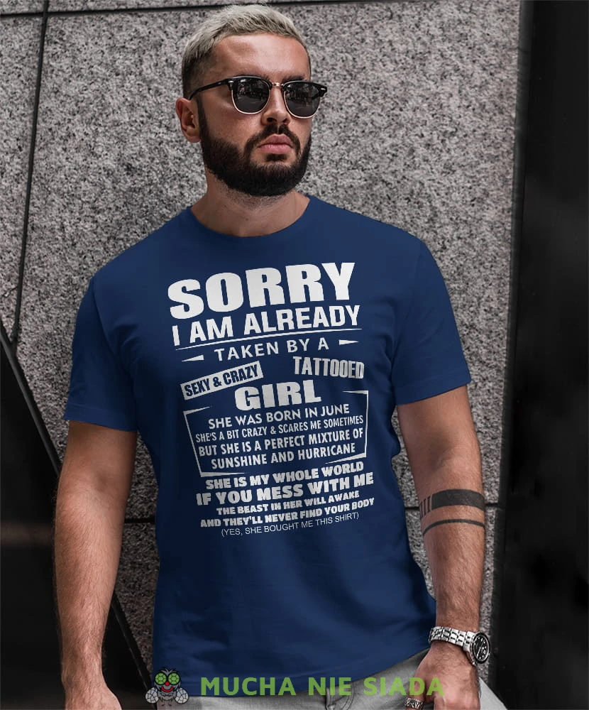 sorry i am already taken by a crazy girl granatowa męska koszulka z nadrukiem dla męża, na co dzień, na prezent, fajna koszulka.jpg