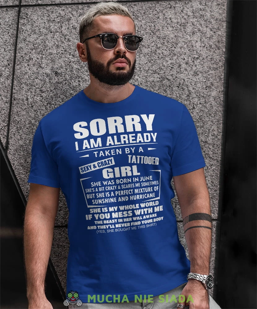 sorry i am already taken by a crazy girl niebieska męska koszulka z nadrukiem dla męża, na co dzień, na prezent, fajna koszulka.jpg