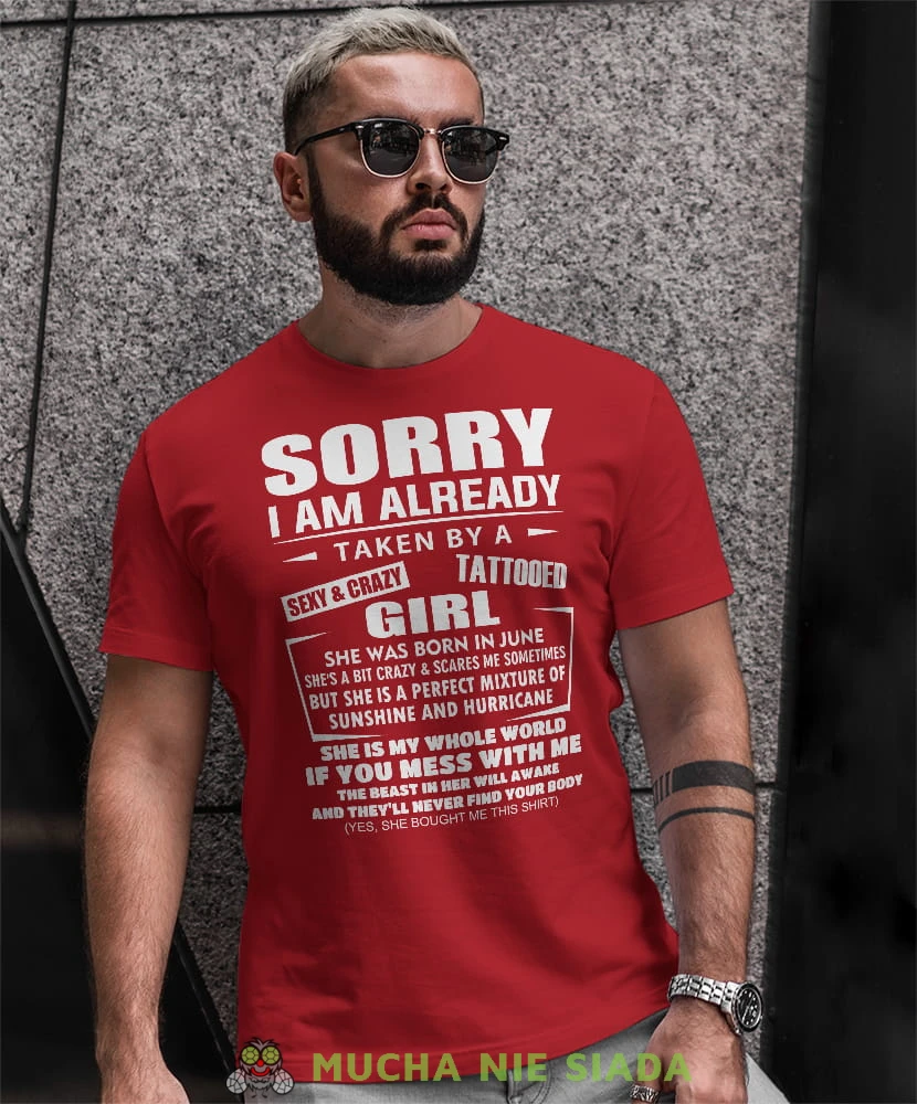 sorry i am already taken by a crazy girl czerwona męska koszulka z nadrukiem dla męża, na co dzień, na prezent, fajna koszulka.jpg