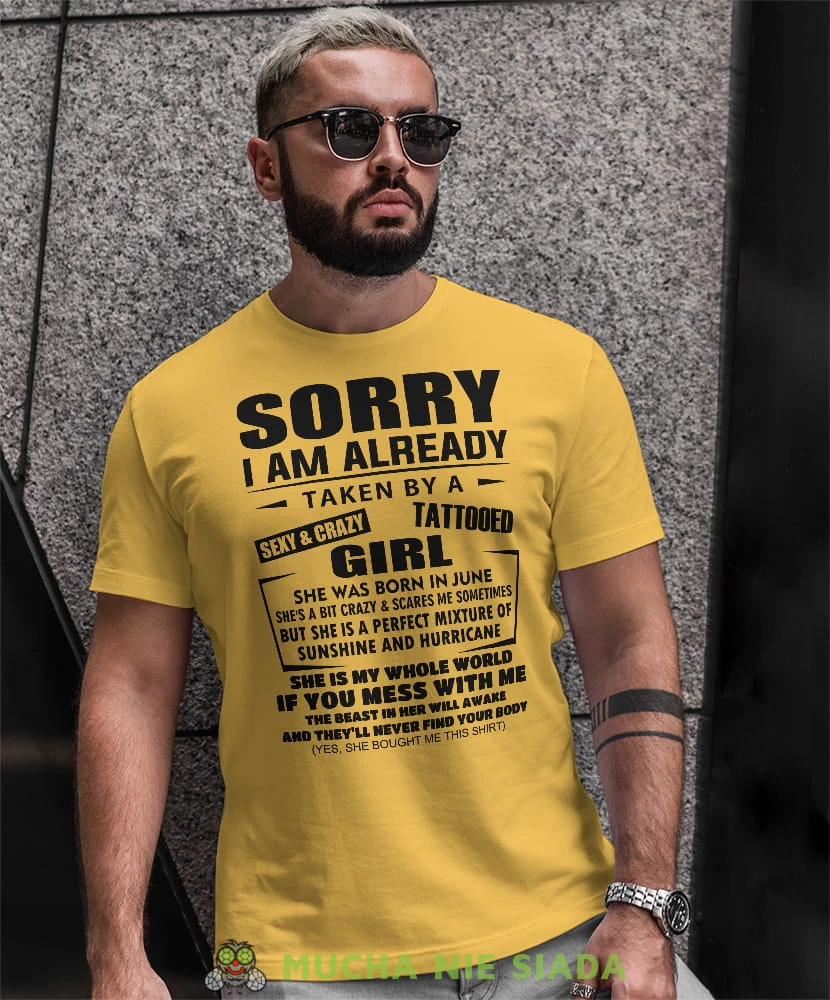 sorry i am already taken by a crazy girl żółta męska koszulka z nadrukiem dla męża, na co dzień, na prezent, fajna koszulka.jpg