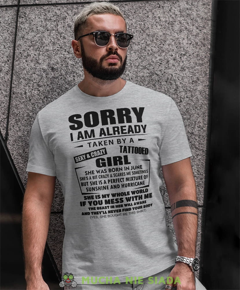 sorry i am already taken by a crazy girl szara męska koszulka z nadrukiem dla męża, na co dzień, na prezent, fajna koszulka.jpg
