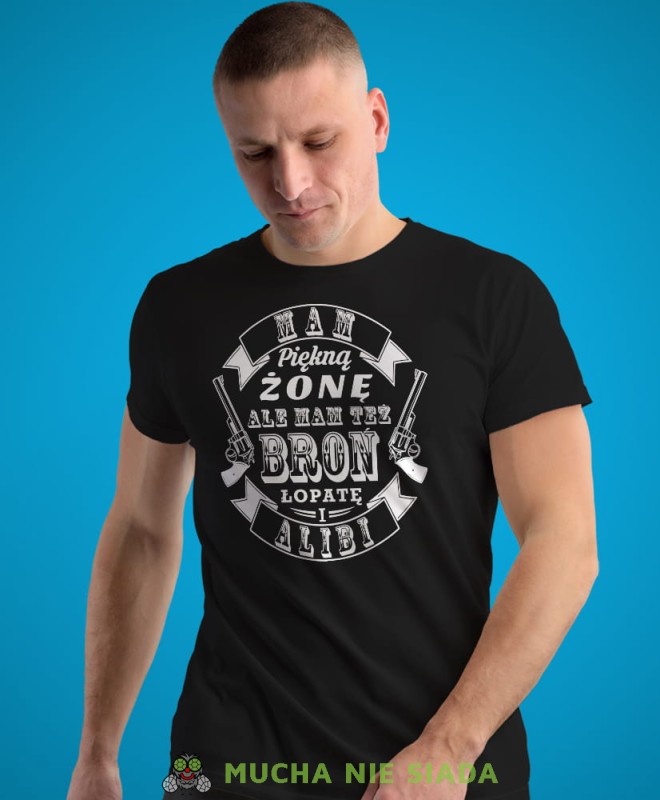 mam piękną żonę ale mam też broń łopatę i alibi czarna męska koszulka z nadrukiem dla męża, na co dzień, na prezent, fajna koszulka.jpg