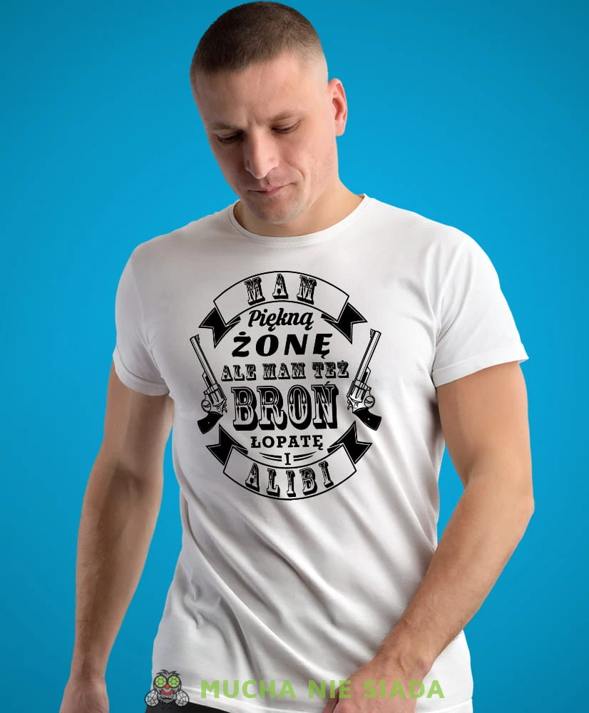 mam piękną żonę ale mam też broń łopatę i alibi biała męska koszulka z nadrukiem dla męża, na co dzień, na prezent, fajna koszulka.jpg