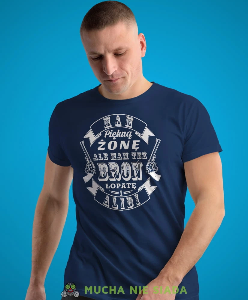 mam piękną żonę ale mam też broń łopatę i alibi granatowa męska koszulka z nadrukiem dla męża, na co dzień, na prezent, fajna koszulka.jpg