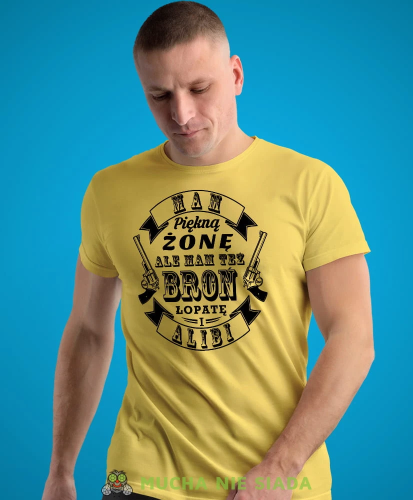mam piękną żonę ale mam też broń łopatę i alibi żółta męska koszulka z nadrukiem dla męża, na co dzień, na prezent, fajna koszulka.jpg