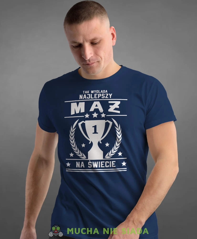tak wygląda najlepszy mąż nr1 na świecie, granatowa męska koszulka z nadrukiem dla męża, na co dzień, na prezent, fajna koszulka.jpg