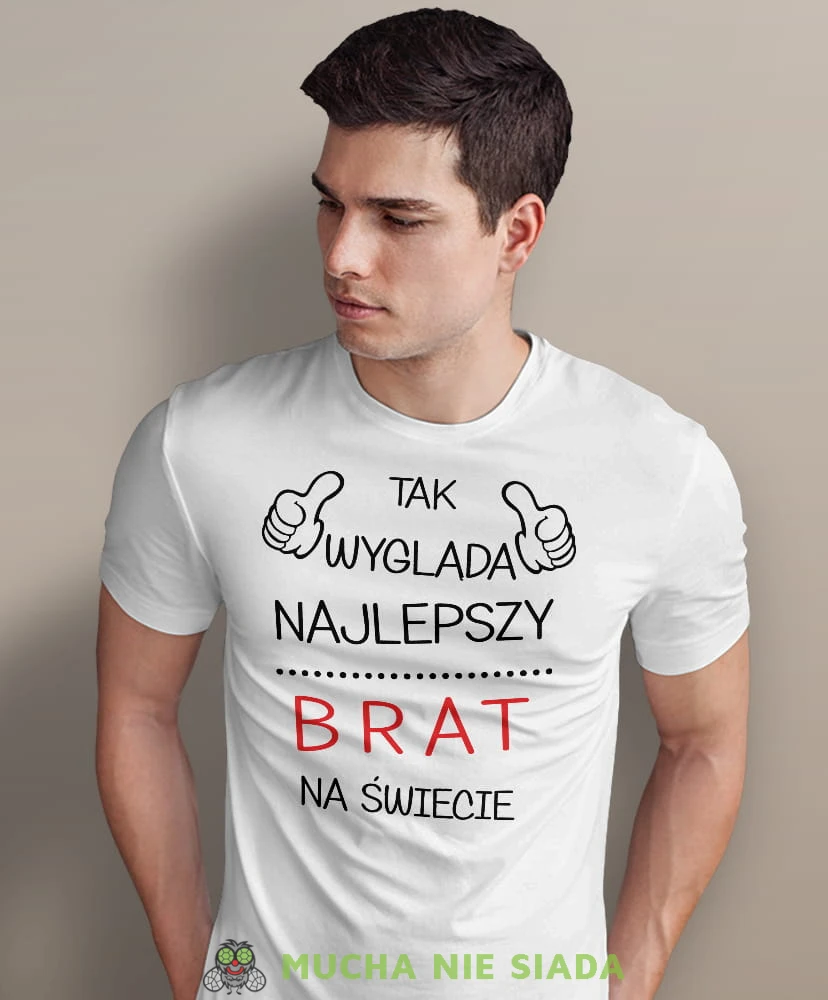 tak wygląda najlepszy brat na świecie, biała męska koszulka dla brata, koszulka z nadrukiem, na prezent, na urodziny.jpg