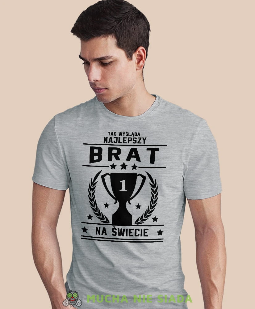 tak wygląda najlepszy brat na świecie, puchar, szara męska koszulka dla brata, koszulka z nadrukiem, na prezent, na urodziny.jpg