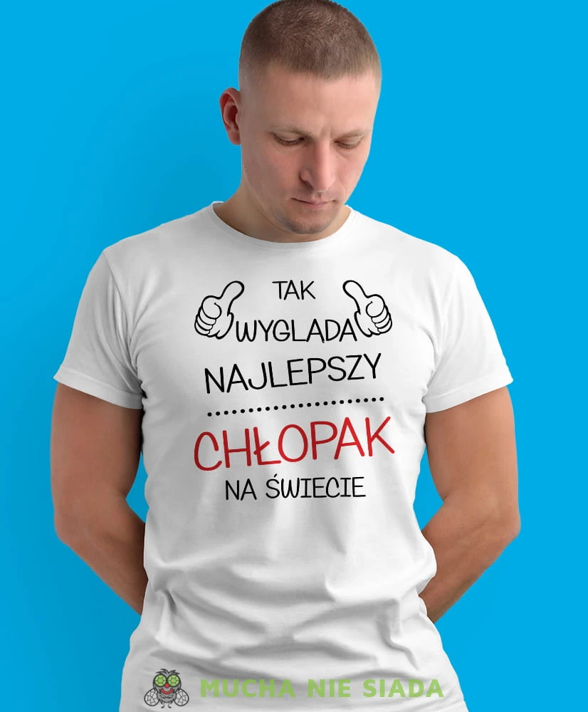 tak wygląda najlepszy chłopak na świecie, biała męska koszulka dla chłopaka, koszulka z nadrukiem, na prezent, na urodziny.jpg