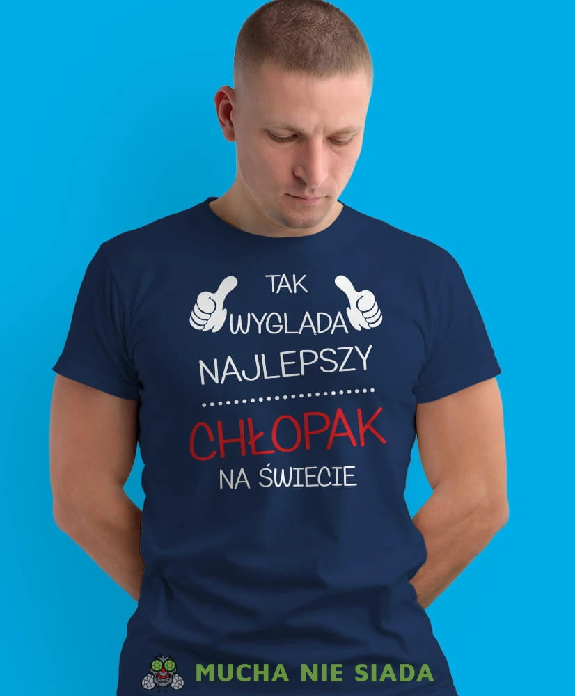 tak wygląda najlepszy chłopak na świecie, granatowa męska koszulka dla chłopaka, koszulka z nadrukiem, na prezent, na urodziny.jpg