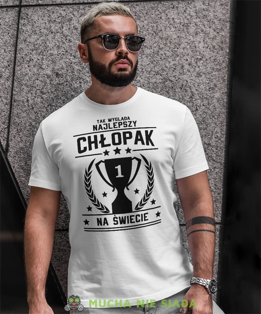 tak wygląda najlepszy chłopak na świecie, puchar, biała męska koszulka dla chłopaka, koszulka z nadrukiem, na prezent, na urodziny.jpg