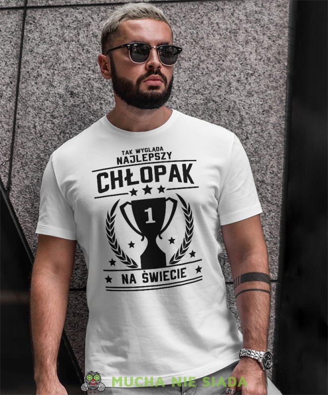 tak wygląda najlepszy chłopak na świecie, puchar, biała męska koszulka dla chłopaka, koszulka z nadrukiem, na prezent, na urodziny.jpg