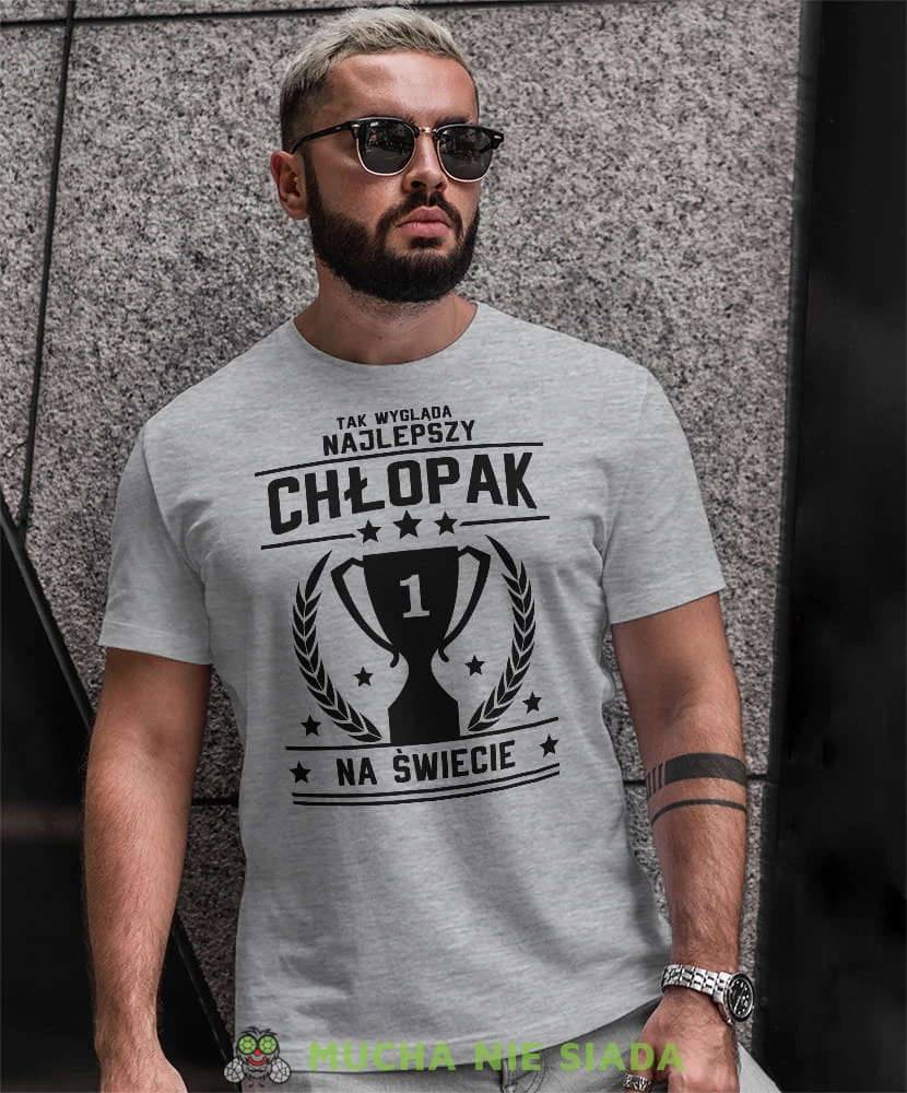 tak wygląda najlepszy chłopak na świecie, puchar, szara męska koszulka dla chłopaka, koszulka z nadrukiem, na prezent, na urodziny.jpg
