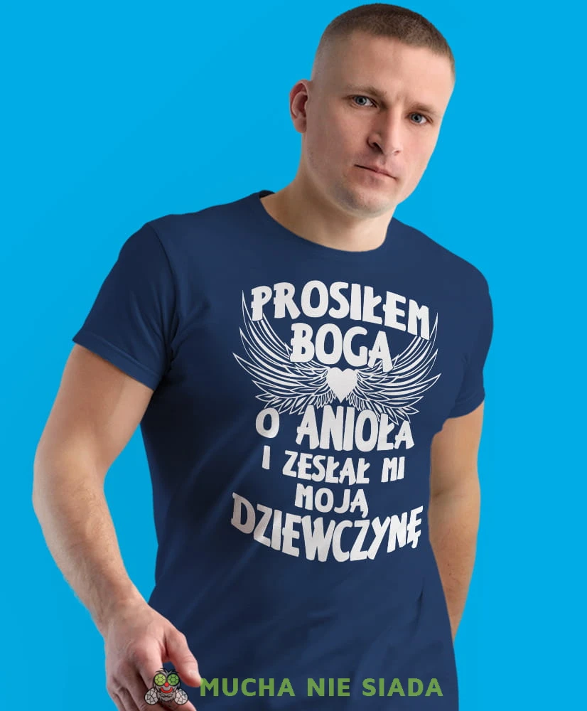 prosiłem Boga o anioła i zesłał mi moją dziewczynę, granatowa męska koszulka dla chłopaka, koszulka z nadrukiem, na prezent, na urodziny.jpg
