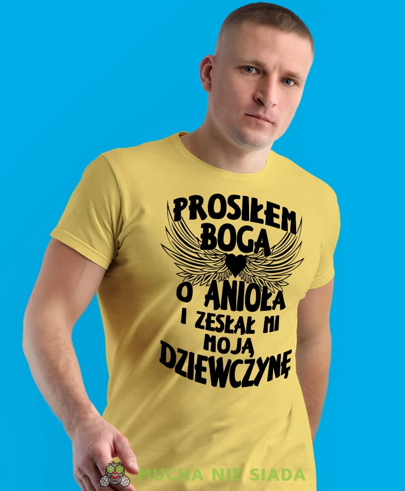 prosiłem Boga o anioła i zesłał mi moją dziewczynę, żółta męska koszulka dla chłopaka, koszulka z nadrukiem, na prezent, na urodziny.jpg