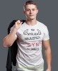 tak wygląda najlepszy syn na świecie, biała męska koszulka dla syna, koszulka z nadrukiem, na prezent, na urodziny.jpg