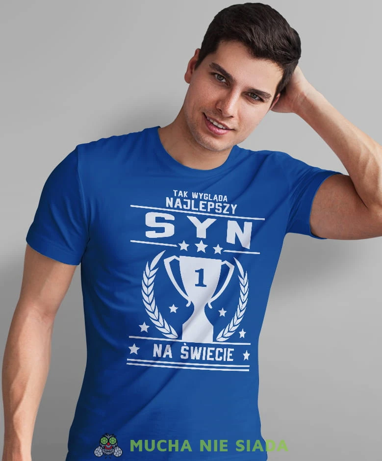 tak wygląda najlepszy syn na świecie, puchar, niebieska męska koszulka dla syna, koszulka z nadrukiem, na prezent, na urodziny.jpg